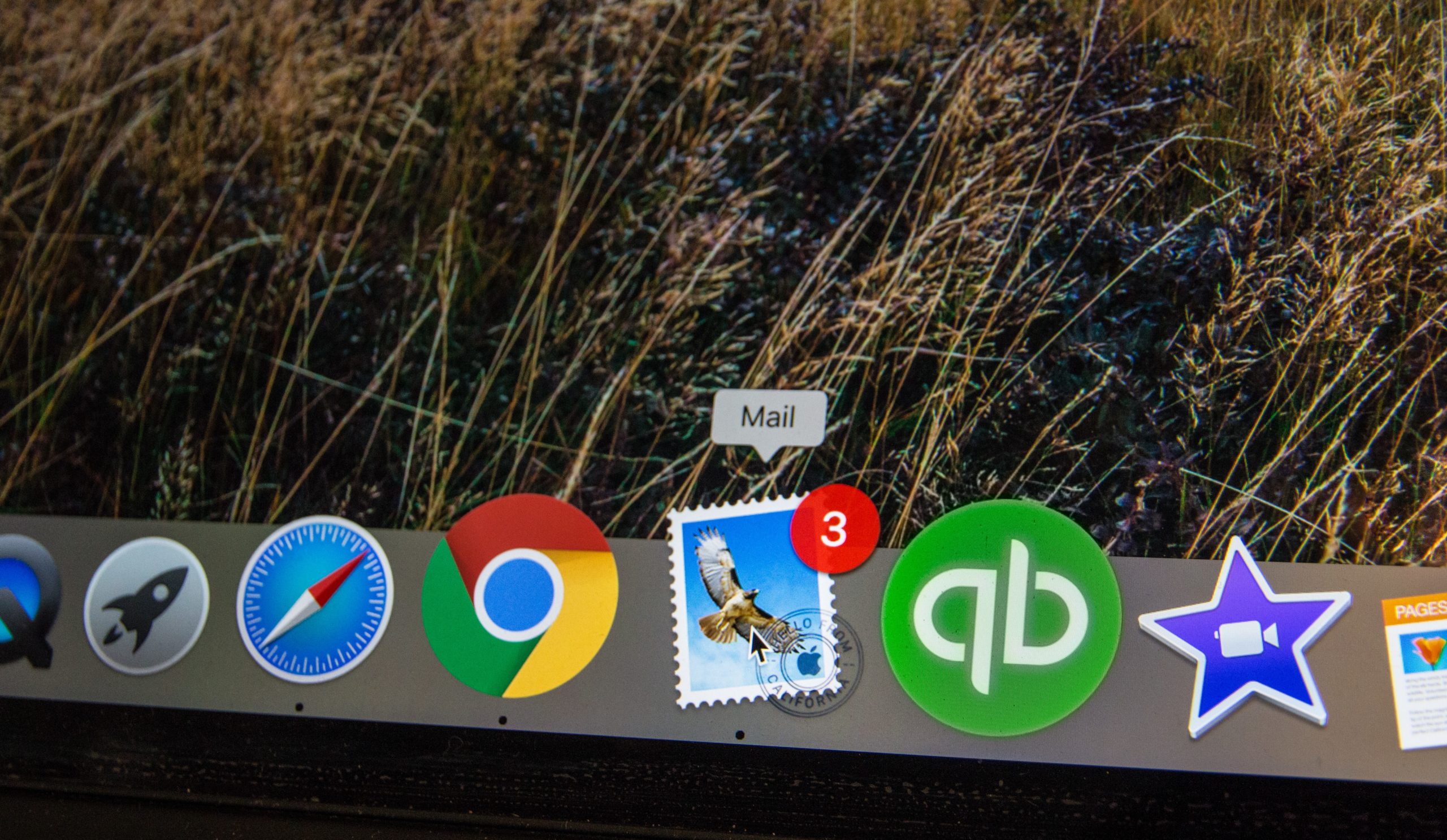 iMac Screen Displaying Red Alert Bubble on Mail Email Program